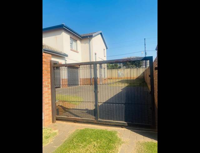 4 BEDROOM HOUSE FOR SALE IN CLAYVILLE